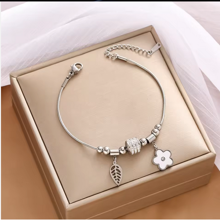 18K Leaf Flower Bangle